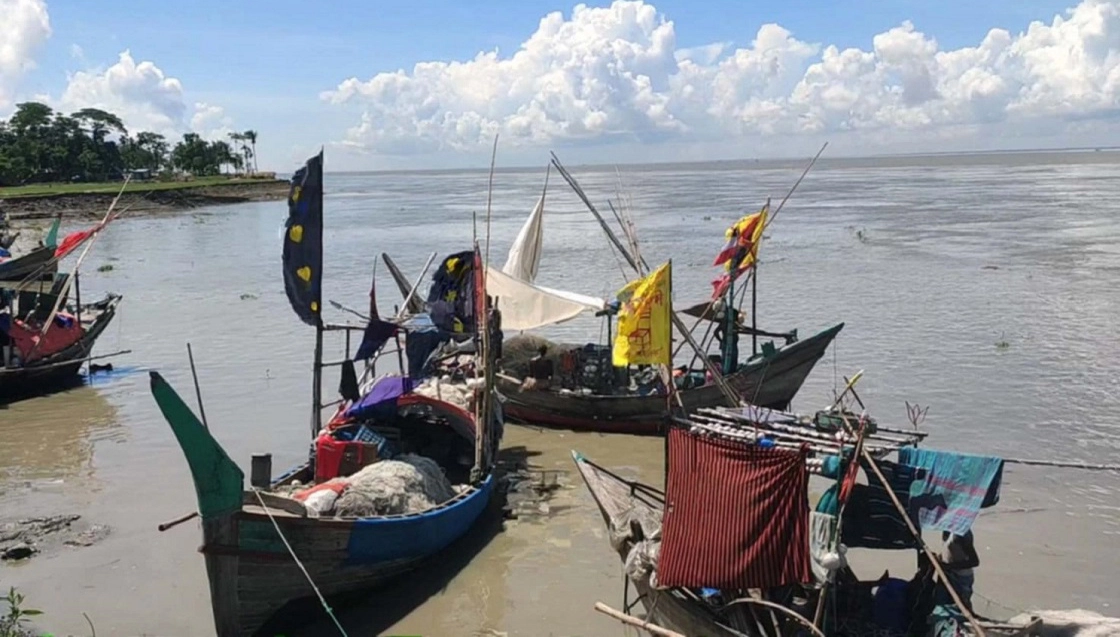 মেঘনা নদীতে ২২ দিন সকল প্রজাতির মাছ শিকারে নিষেধাজ্ঞা জারি করেছে সরকার।