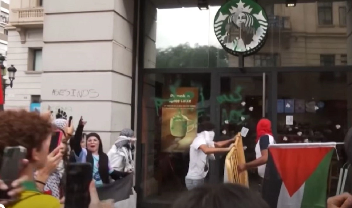 ত্রাণবাহী ফ্লোটিলা আটকের প্রতিবাদে ইসরায়েলি ব্যবসা প্রতিষ্ঠানে ভাঙচুর