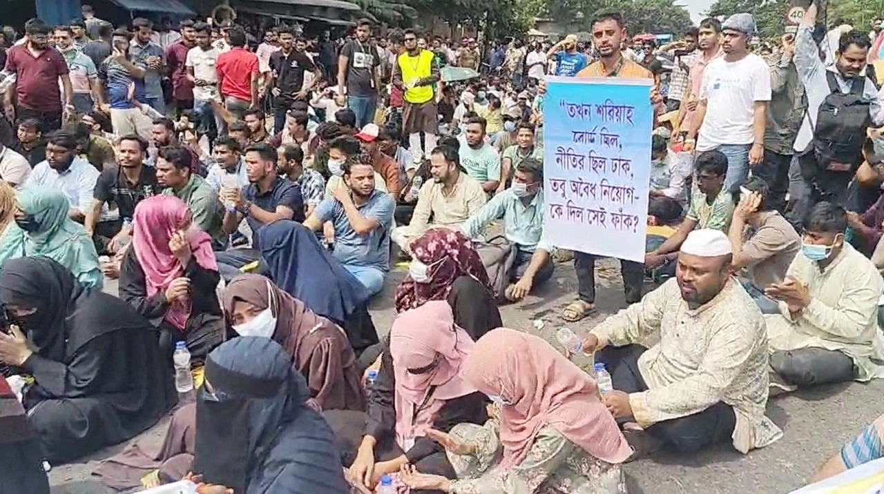 মহাসড়ক অবরোধ করে বিক্ষোভ। ছবি : সংগৃহীত