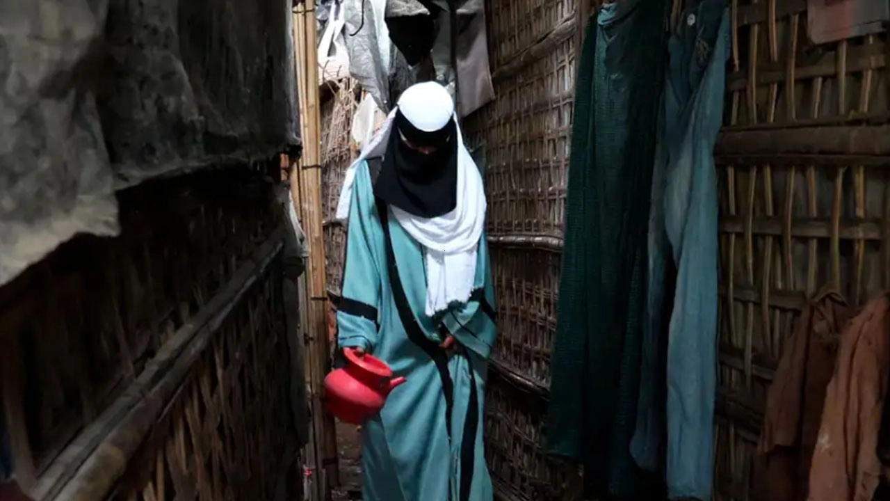 টয়লেটে যেতেও বোরখা পরতে হয় যে তরুণীদের