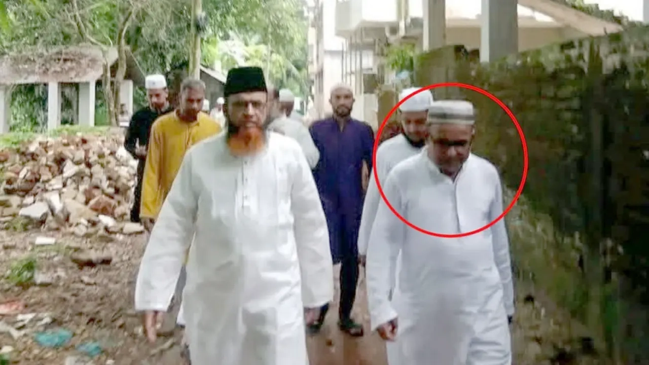 জামায়াত প্রার্থীর পাশে লাল বৃত্তের ব্যক্তিটি আ. লীগ নেতা