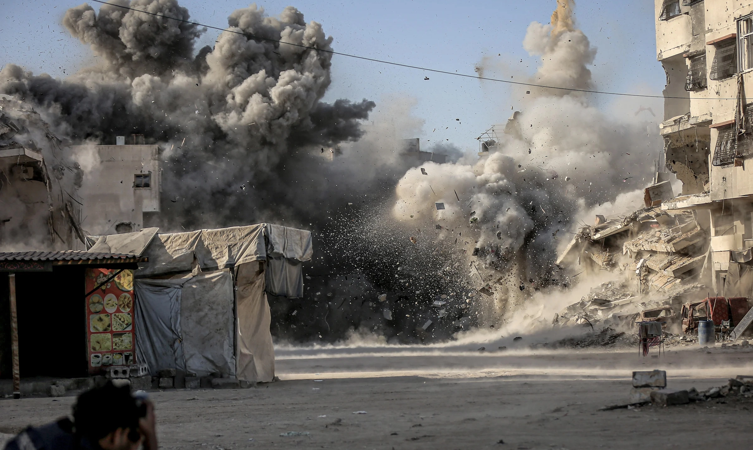 ইসরায়েলের বিমান হামলায় রক্তাক্ত হলো গাজা উপত্যকা