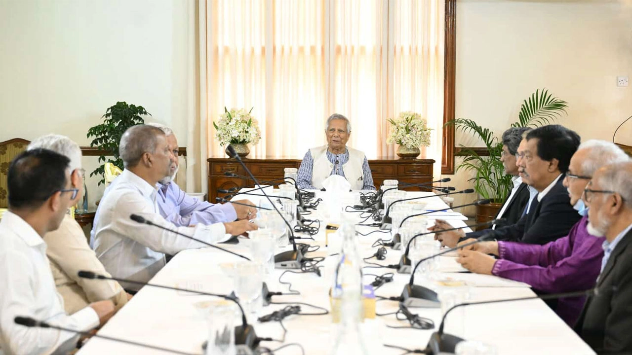 প্রধান উপদেষ্টা ড. মুহাম্মদ ইউনূসের নেতৃত্বে জাতীয় ঐকমত্য কমিশনের বৈঠক। ছবি : সংগৃহীত