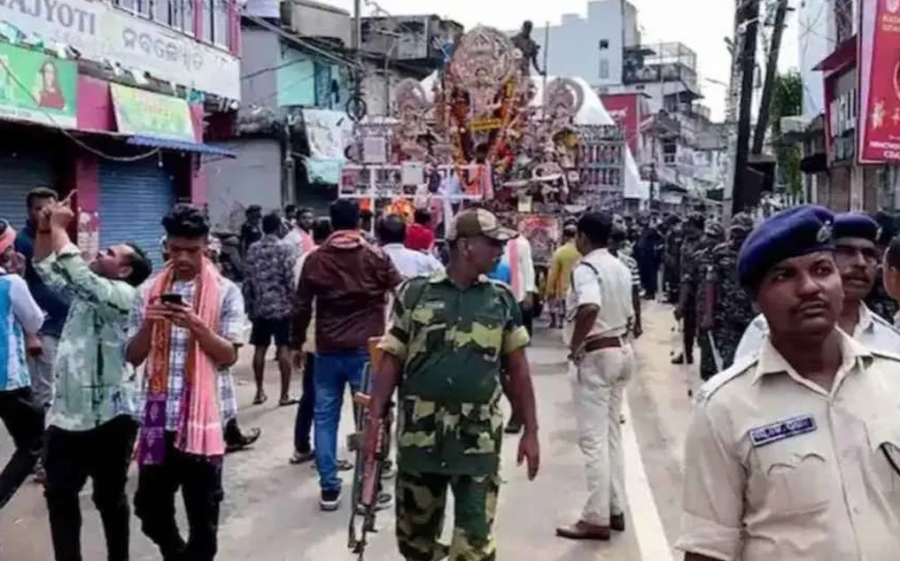 রোববার সকালে নিরাপত্তা ব্যবস্থা জোরদার করে স্থগিত থাকা বিসর্জন কার্যক্রম সম্পন্ন হয়
