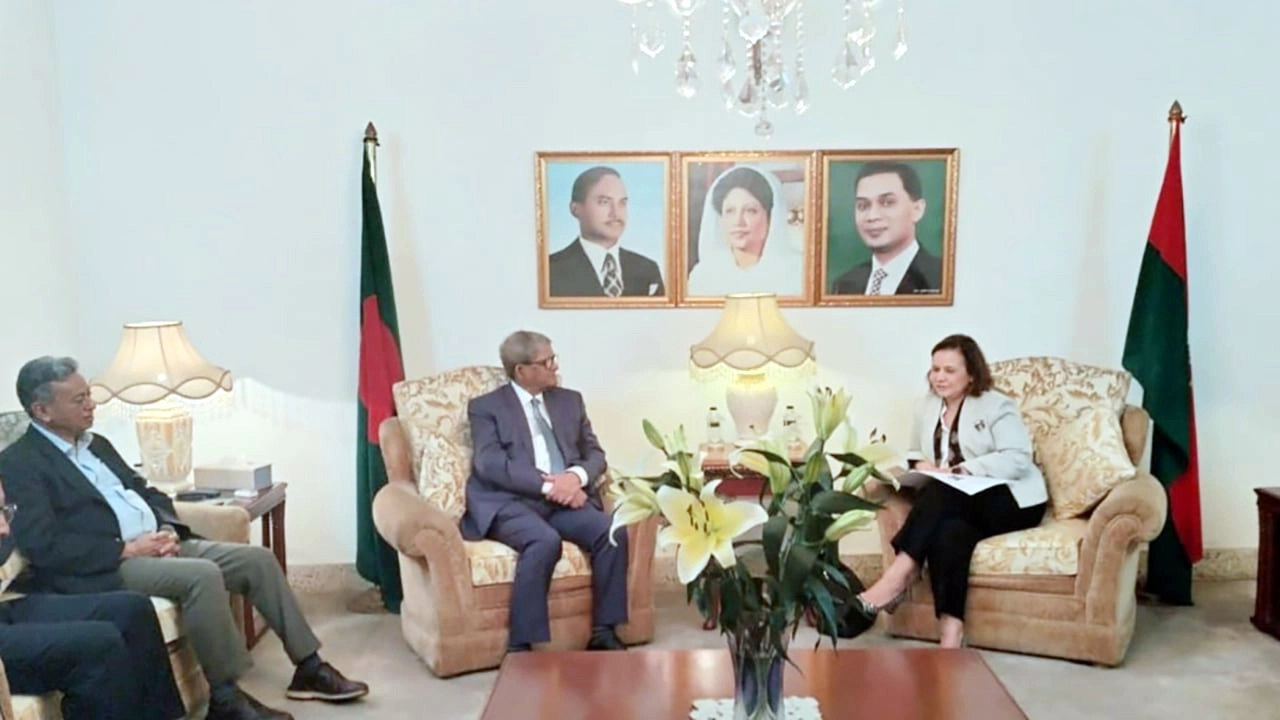 ঢাকায় সফররত তুরস্ক উপ-পররাষ্ট্রমন্ত্রী এ বেরিস একিনচি বিএনপি মহাসচিব মির্জা ফখরুল ইসলাম আলমগীরের সঙ্গে বৈঠক