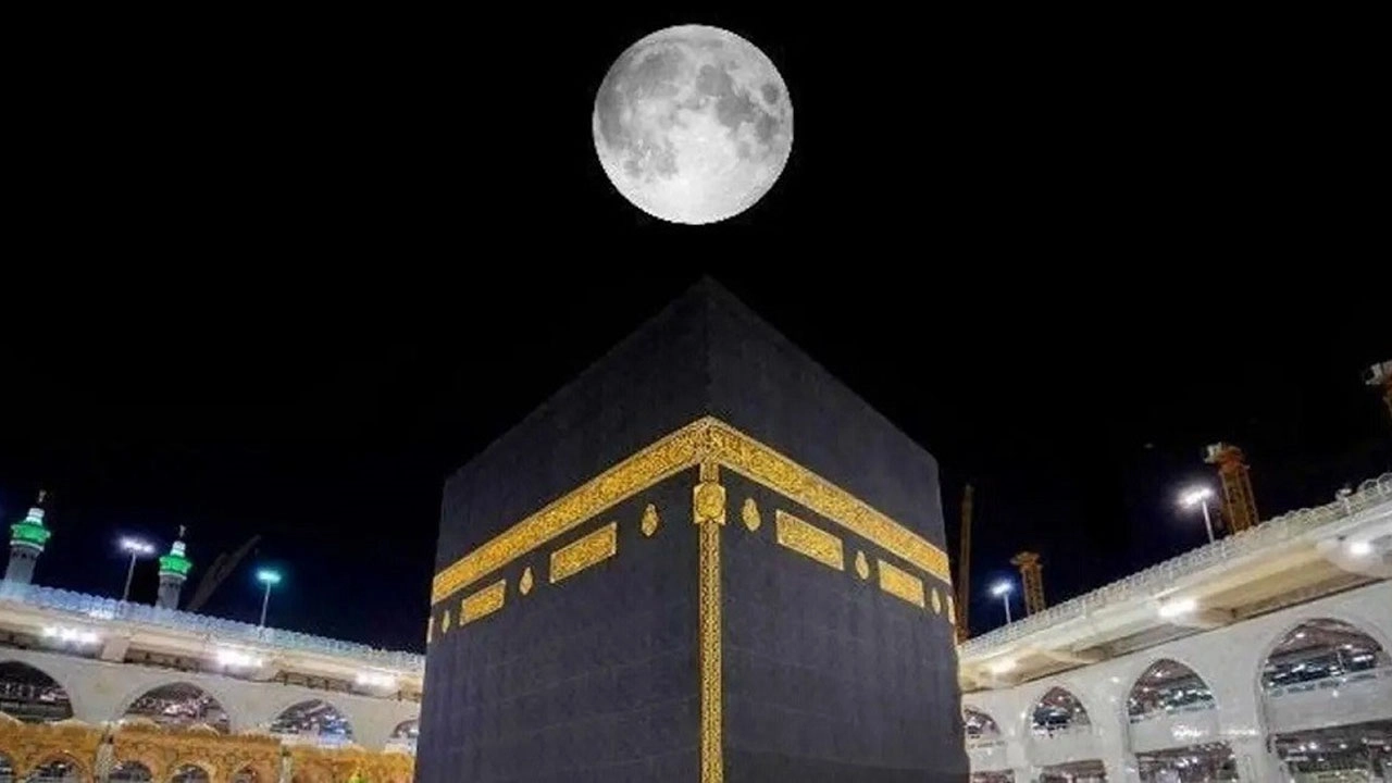 মক্কা বিজয়ের দিন কাবার ছাদে আজান দিয়েছিলেন কোন সাহাবি? 