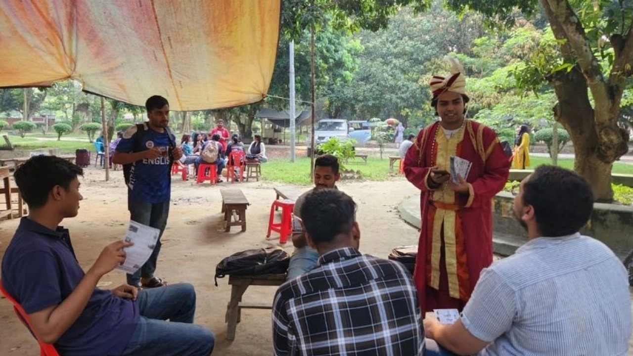 রাকসু নির্বাচনে নবাব সিরাজউদ্দৌলার সাজে ভোটারদের কাছে কাফী