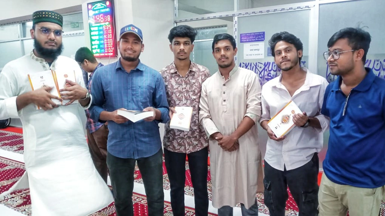 কুরআন অবমাননার প্রতিবাদে বিইউবিটি শিক্ষার্থীদের কুরআন বিতরণ