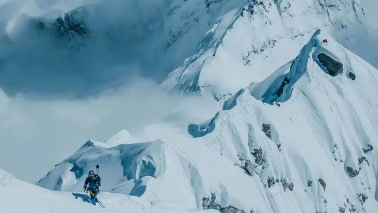 এভারেস্টে ভয়াবহ তুষারঝড়, বিপাকে প্রায় হাজার পর্বতারোহী