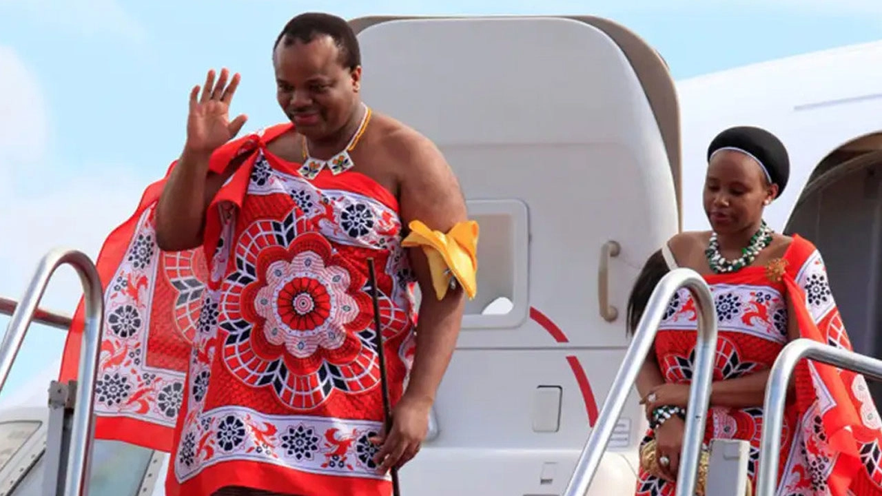 ১৫ স্ত্রী ও সঙ্গে ৩০ সন্তান নিয়ে আবুধাবিতে রাজা মসওয়াতি