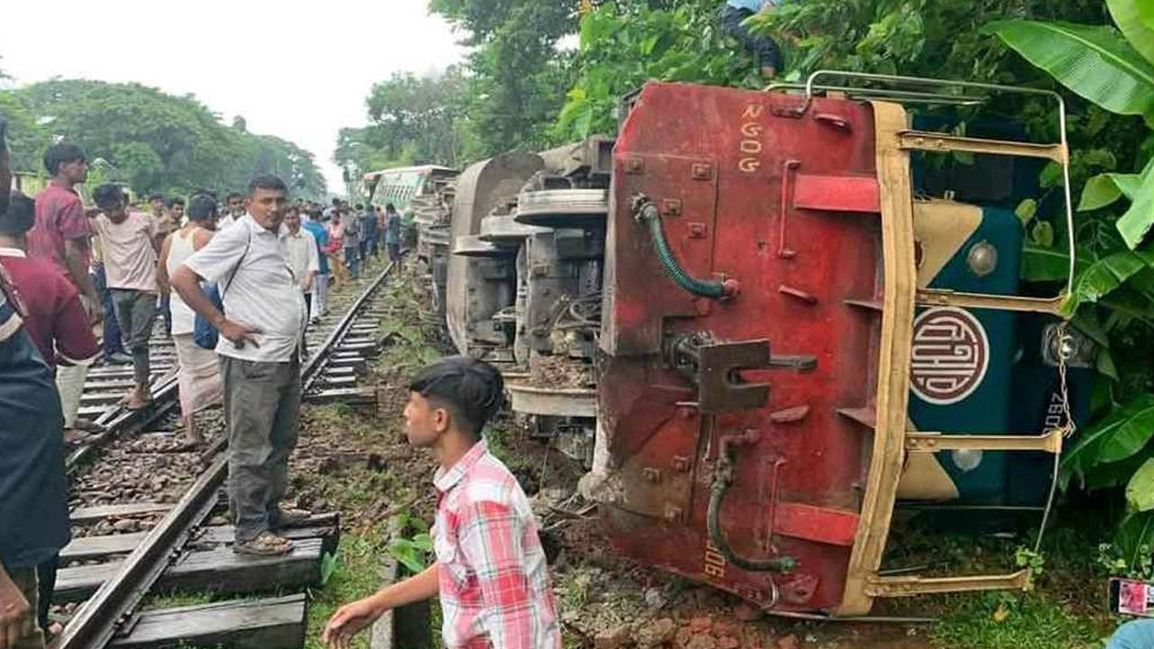 সিলেটের মোগলাবাজারে ‘উদয়ন এক্সপ্রেস’ ট্রেন লাইনচ্যুত