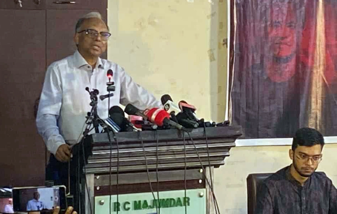 উদ্বোধনী অনুষ্ঠানে প্রধান অতিথি বক্তব্য রাখেন আমার দেশ সম্পাদক ড. মাহমুদুর রহমান