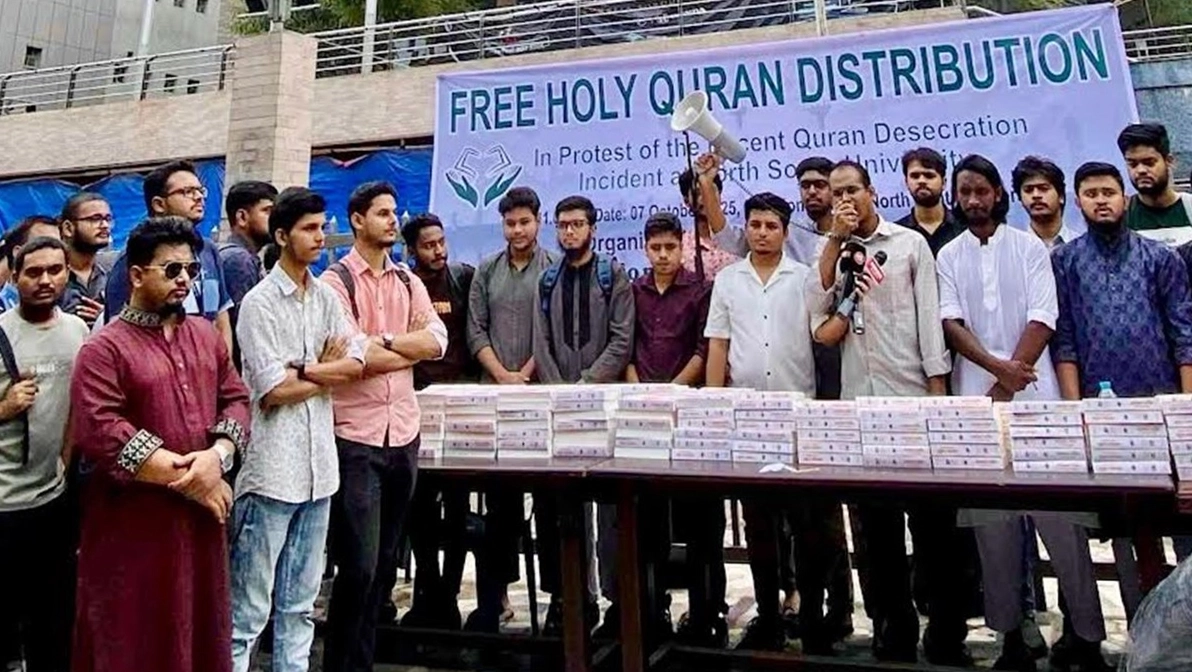 নর্থ সাউথ বিশ্ববিদ্যালয় ক্যাম্পাসে বিনামূল্যে কোরআন বিতরণ করছে শিক্ষার্থীরা