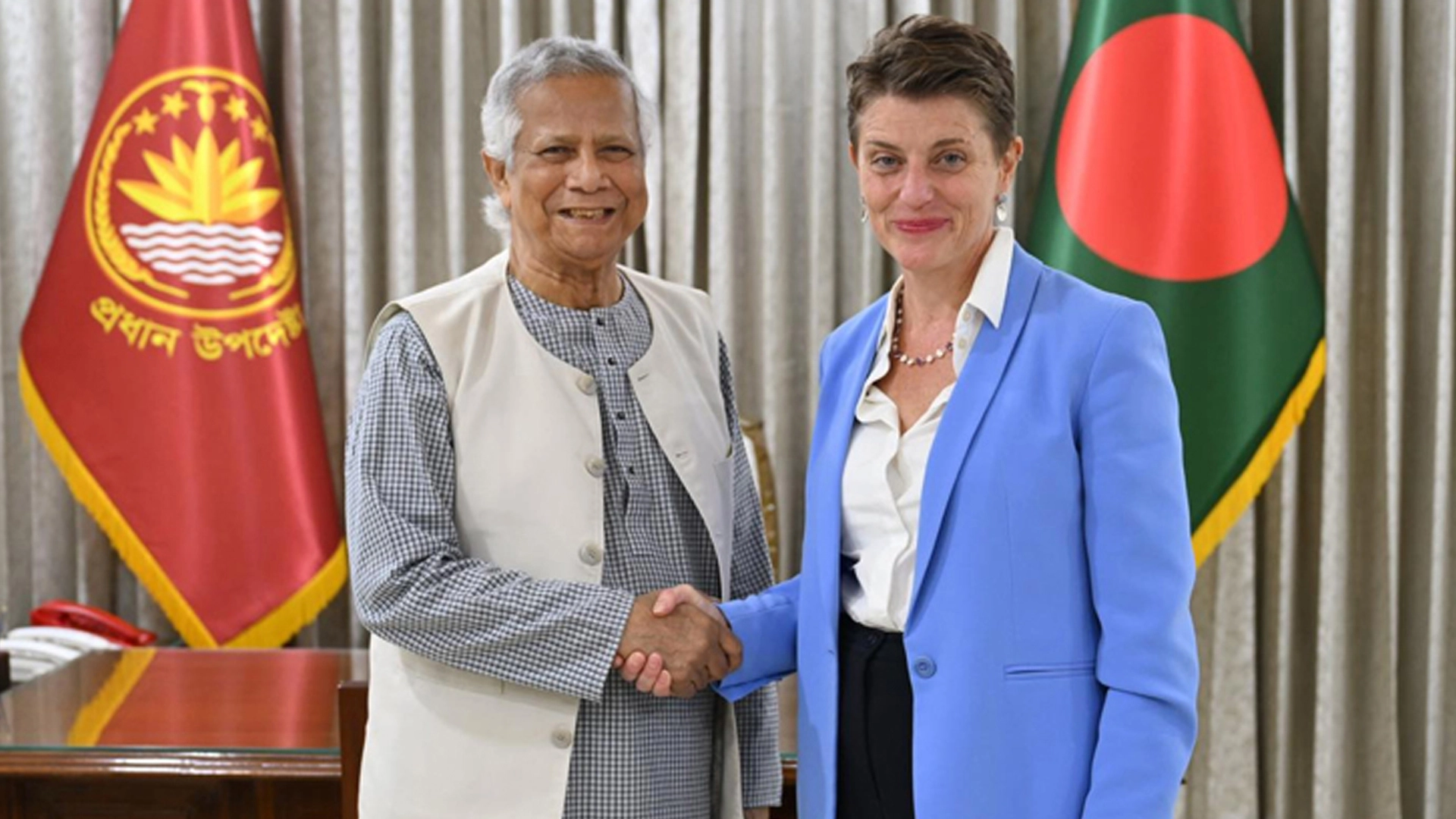 রাষ্ট্রীয় অতিথি ভবন যমুনায় মঙ্গলবার প্রধান উপদেষ্টা অধ্যাপক মুহাম্মদ ইউনূসের সঙ্গে বাংলাদেশে জাতিসংঘের আবাসিক সমন্বয়কারী গুইন লুইস বিদায়ী সাক্ষাৎ করেছেন। ছবি: প্রধান উপদেষ্টার ফেসবুক