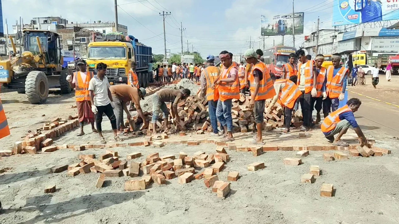 উপদেষ্টা আসবেন বলে চলছে সড়ক মেরামত