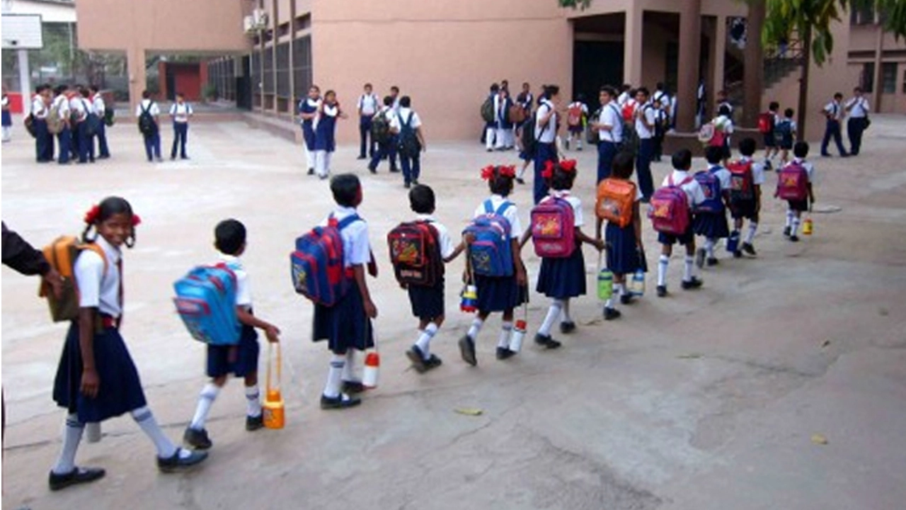 দেশের সরকারি নিম্নমাধ্যমিক ও মাধ্যমিক পর্যায়ের শিক্ষাপ্রতিষ্ঠানগুলোতে আবারও ক্লাস শুরু