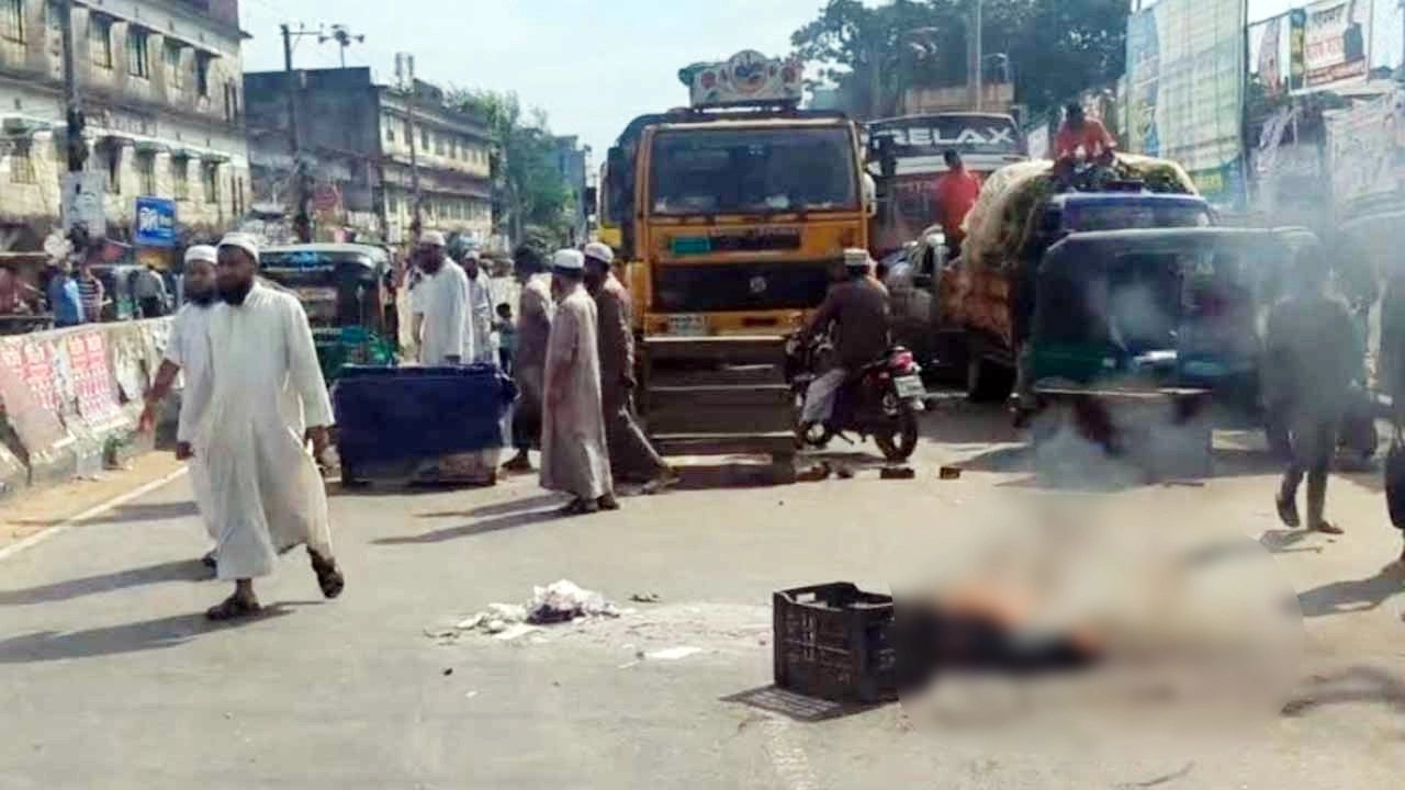 হেফাজতের নেতা-কর্মীরা চট্টগ্রাম-খাগড়াছড়ি মহাসড়ক ও চট্টগ্রাম-রাঙামাটি মহাসড়ক অবরোধ