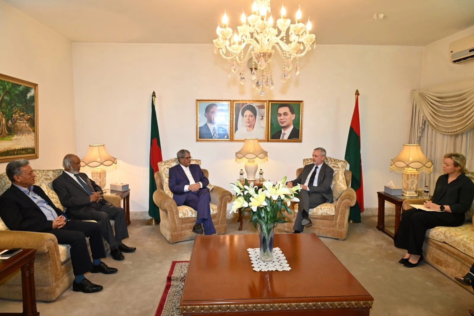 বিএনপির মহাসচিব মির্জা ফখরুল ইসলাম আলমগীরের সঙ্গে সৌজন্য সাক্ষাতে ইউরোপীয় ইউনিয়নের (ইইউ) রাষ্ট্রদূত মাইকেল মিলার। ছবি: সংগৃহীত