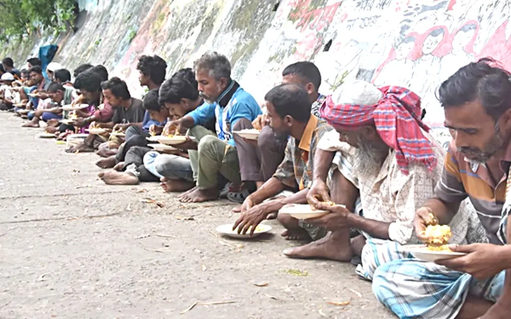 ফুটপাতে বসে খাবার খাচ্ছেন নানা বয়সের মানুষ