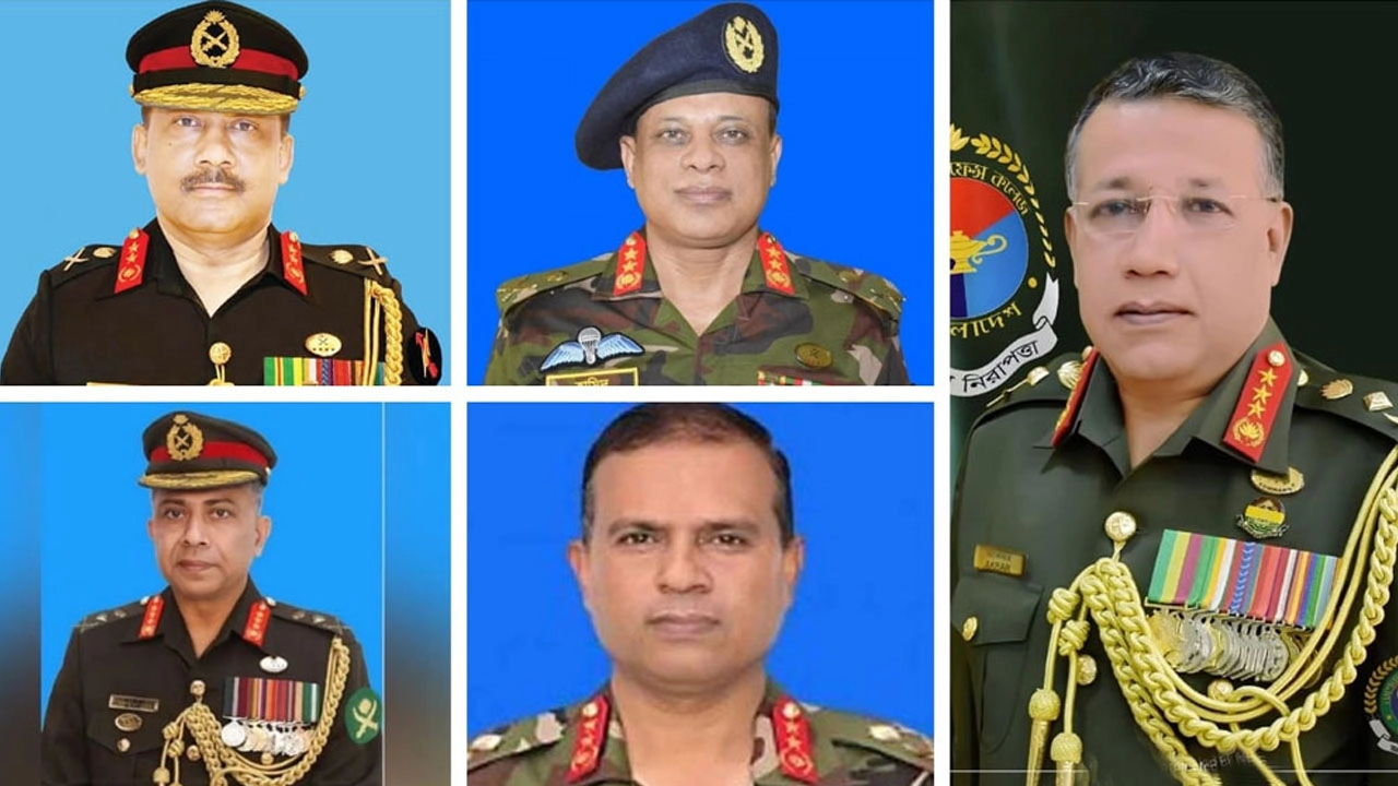 বাঁ থেকে- মেজর জেনারেল সাইফুল আবেদিন, মেজর জেনারেল হামিদুল হক, লেফটেন্যান্ট জেনারেল সাইফুল আলম, লেফটেন্যান্ট জেনারেল আহমেদ তাবরেজ শামস চৌধুরী ও লেফটেন্যান্ট জেনারেল মো. আকবর হোসেন