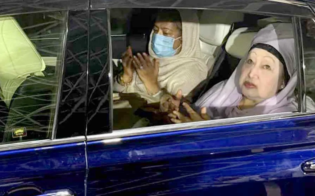 সাড়ে ৭ বছর পর হঠাৎ সাবেক প্রধানমন্ত্রী বেগম খালেদা জিয়া বিএনপির প্রতিষ্ঠাতা জিয়াউর রহমানের কবর জিয়ারত করেছেন