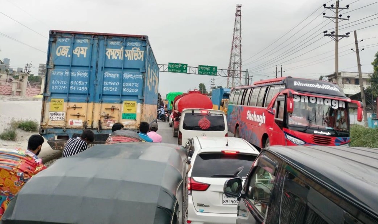 স্বাধীনতার ৫৪ বছরেও রূপগঞ্জ জেলা শহরের যাওয়ার জন্য চালু করা হয়নি কোন গণপরিবহণ।