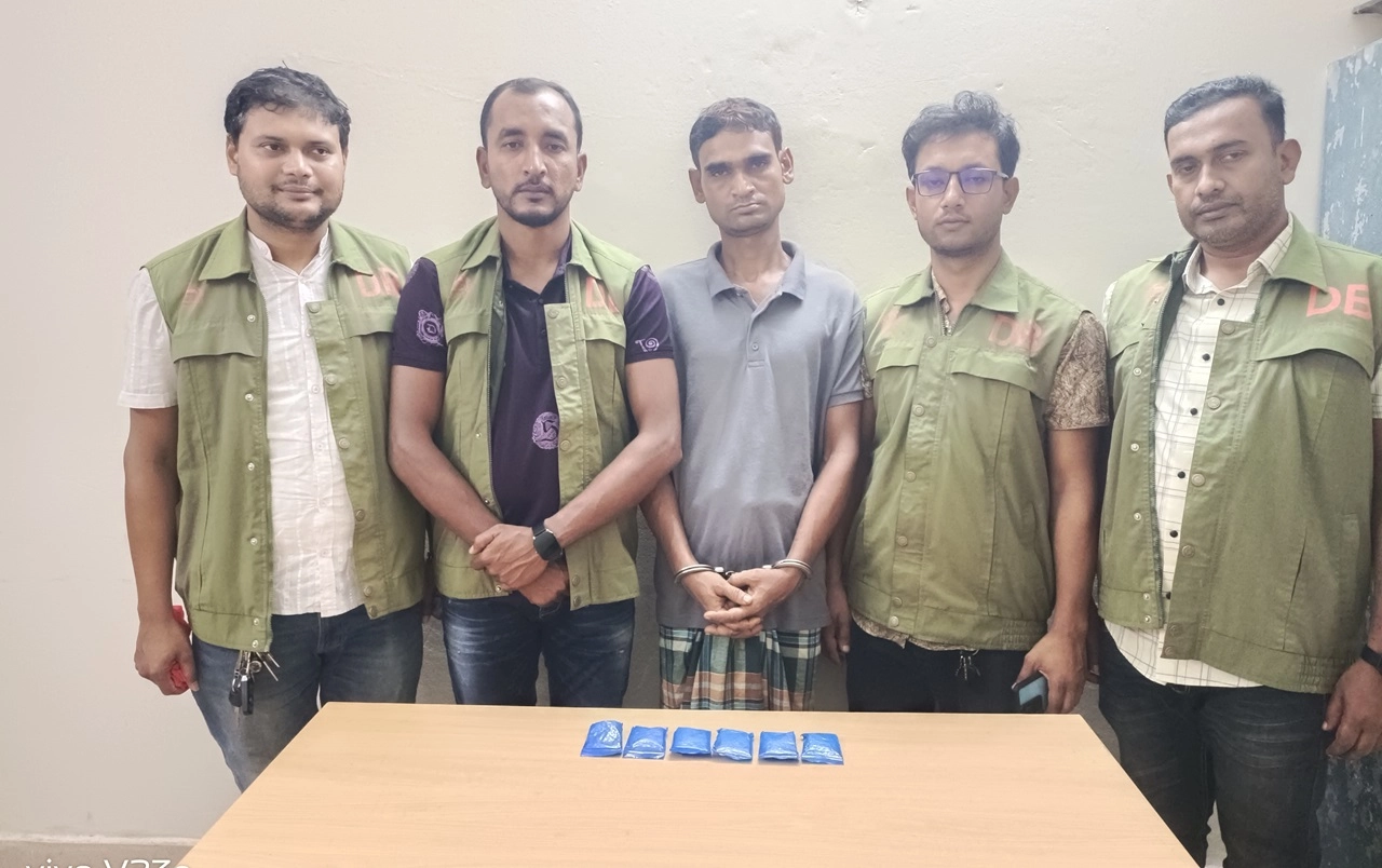 বরগুনায় ডিবি পুলিশের অভিযানে মাদক কারবারিকে আটক