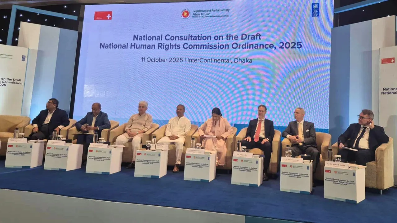 সভা মঞ্চে গৃহায়ন ও গণপূর্ত এবং শিল্প বিষয়ক মন্ত্রণালয়ের উপদেষ্টা আদিলুর রহমান খান ও পরিবেশ, বন ও জলবায়ু পরিবর্তন এবং পানিসম্পদ বিষয়ক মন্ত্রণালয়ের উপদেষ্টা সৈয়দা রিজওয়ানা হাসান