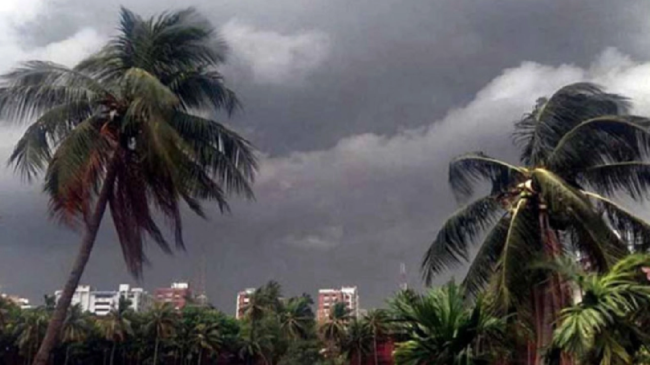 রাতে ঝোড়ো হাওয়াসহ বজ্রবৃষ্টির সম্ভাবনা