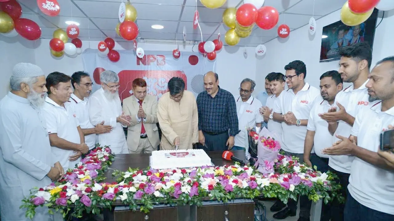 এনপিবির কার্যালয়ে কেক কেটে সংবাদমাধ্যমটির আনুষ্ঠানিক উদ্বোধন করা হয়