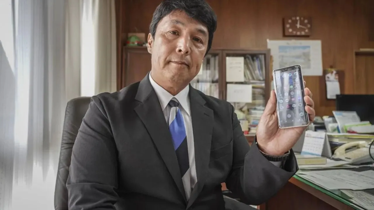 ফোন নেশা কমাতে যে শহরে প্রতিদিন ২ ঘণ্টা ব্যবহারের পরামর্শ