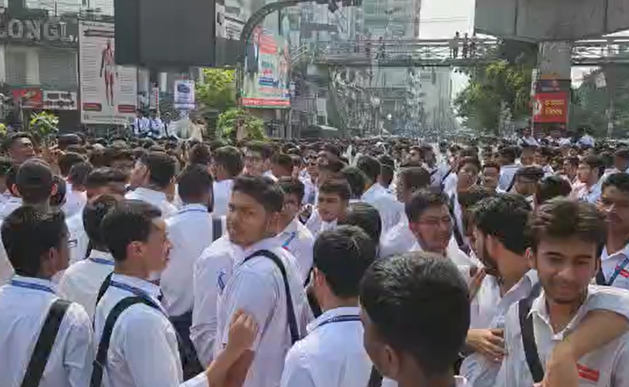 রাজধানীর সাইন্সল্যাব মোড় অবরোধ