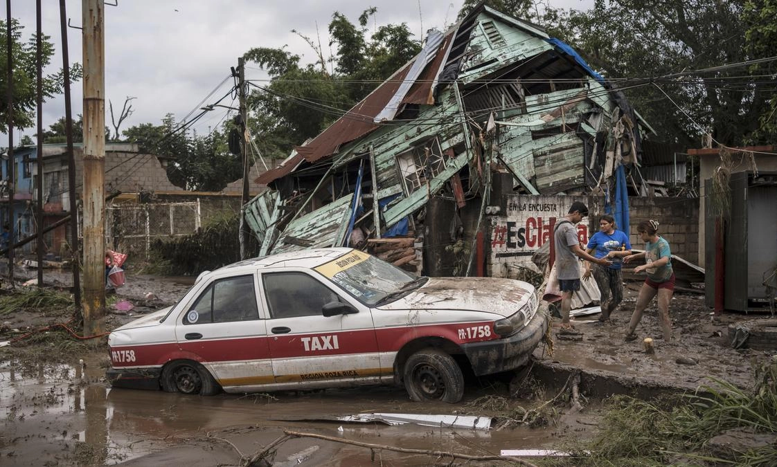 বন্যা ও ভূমিধসে মেক্সিকোতে কমপক্ষে ৪৪ জনের মৃত্যু