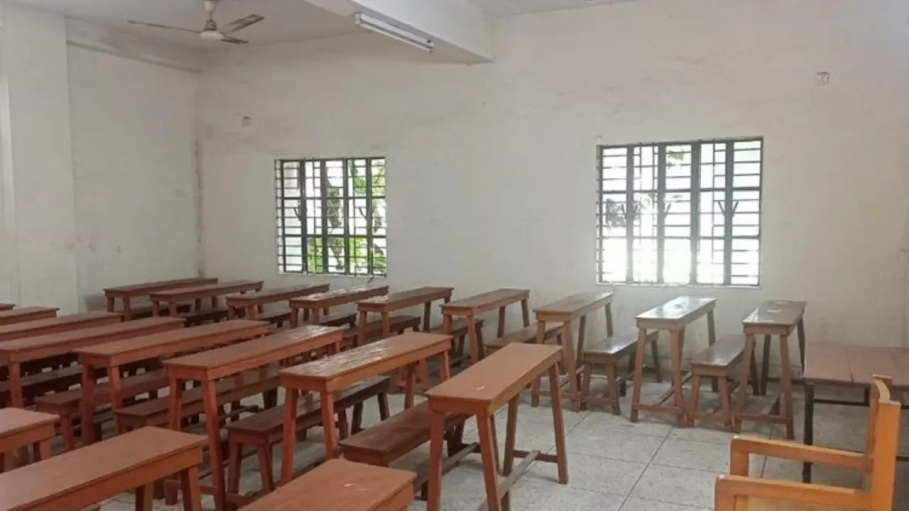 শিক্ষকদের কর্মবিরতিতে ফাঁকা রাজধানীর একটি কলেজের ক্লাসরুম