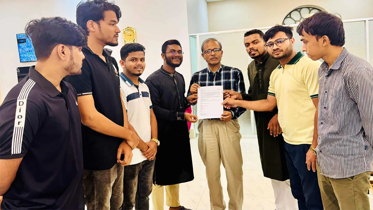 ফলাফল প্রকাশে ডিজিটাল পদ্ধতি প্রবর্তনের দাবিতে জবি উপাচার্যকে দেওয়া হয় স্মারকলিপি