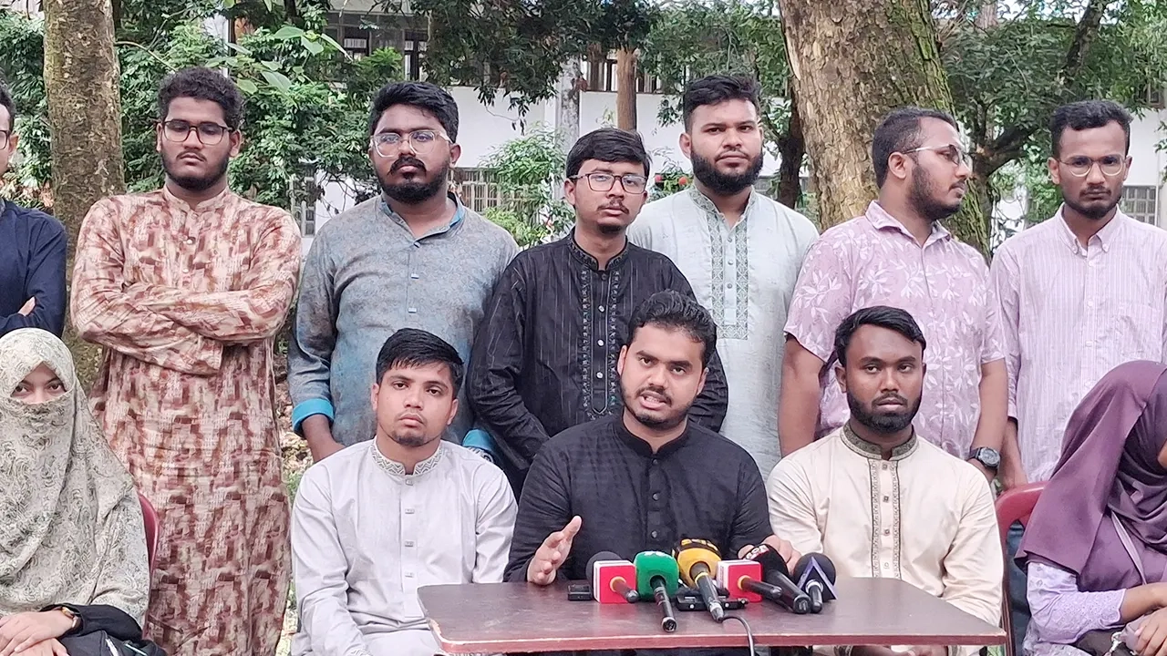 শনিবার (১১ অক্টোবর) দুপুরে বিশ্ববিদ্যালয়ের জারুলতলায় শিবিরের সংবাদ সম্মেলন