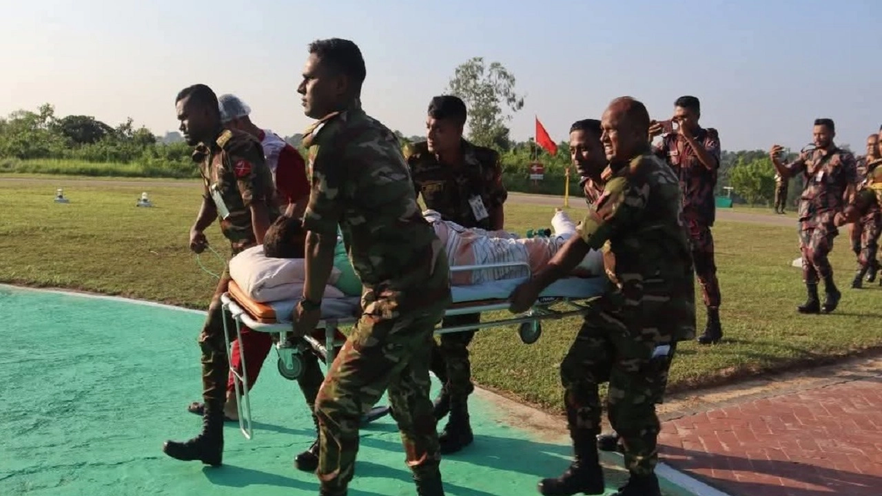 আহত বিজিবি সদস্যকে হেলিকপ্টারে ঢাকায় স্থানান্তর