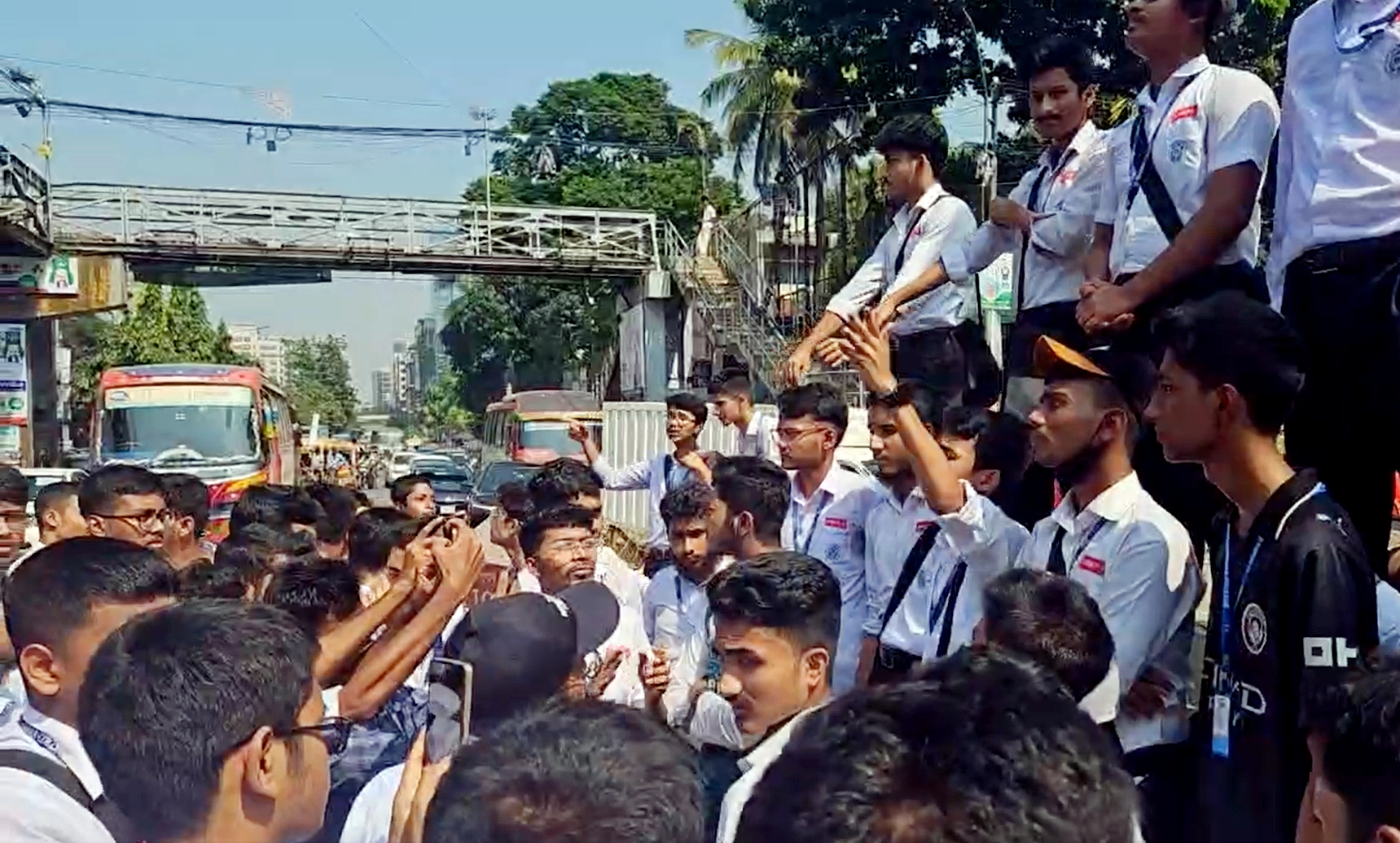 ঢাকা কলেজ শিক্ষার্থীদের ফের সায়েন্সল্যাব মোড় অবরোধ