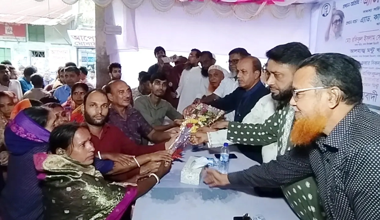 বরিশালে বিএনপি নেতার হাতে ফুল দিয়ে দলটিতে যোগদান করেছেন সনাতন ধর্মাবলম্বী পরিবারের সদস্যরা