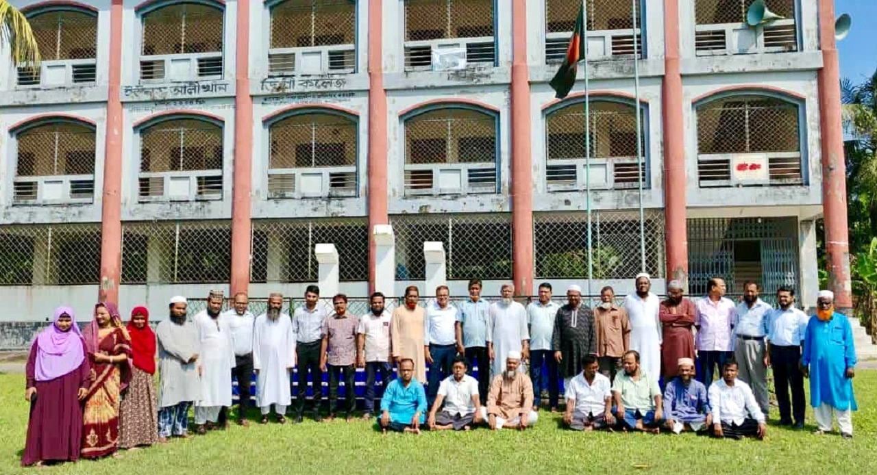 আমতলী  শিক্ষা প্রতিষ্ঠানে কর্মবিরতি পালন