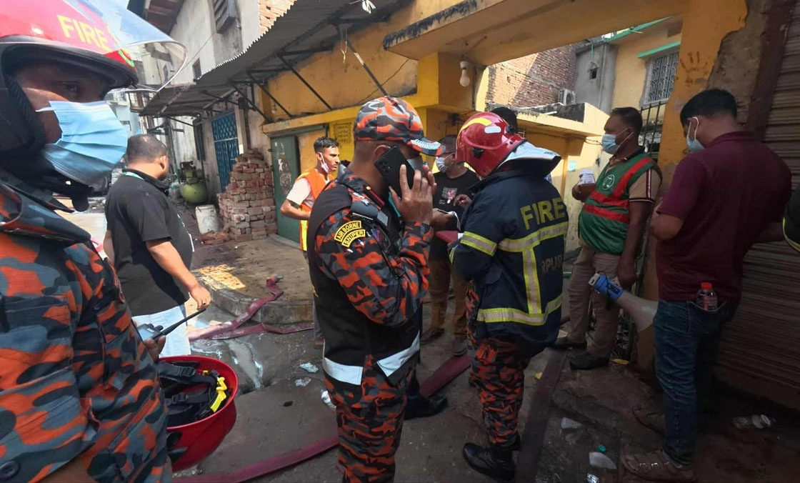 মিরপুরের আগুন নেভাতে কাজ করছে ফায়ার সার্ভিসের পাঁচটি ইউনিট।