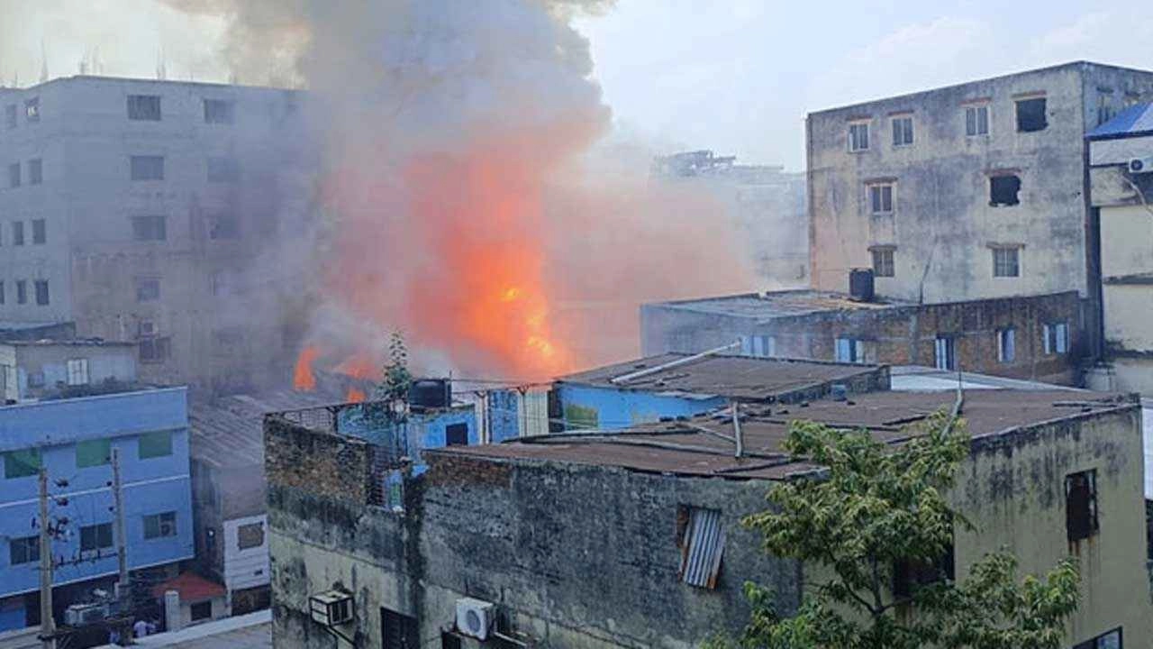 মিরপুরে পোশাক কারখানা ও কেমিক্যাল গুদামে আগুন
