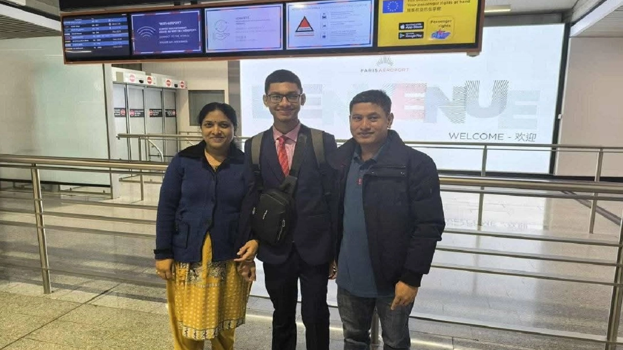 সপরিবারে ফ্রান্সে আলোচিত উত্তম বড়ুয়া