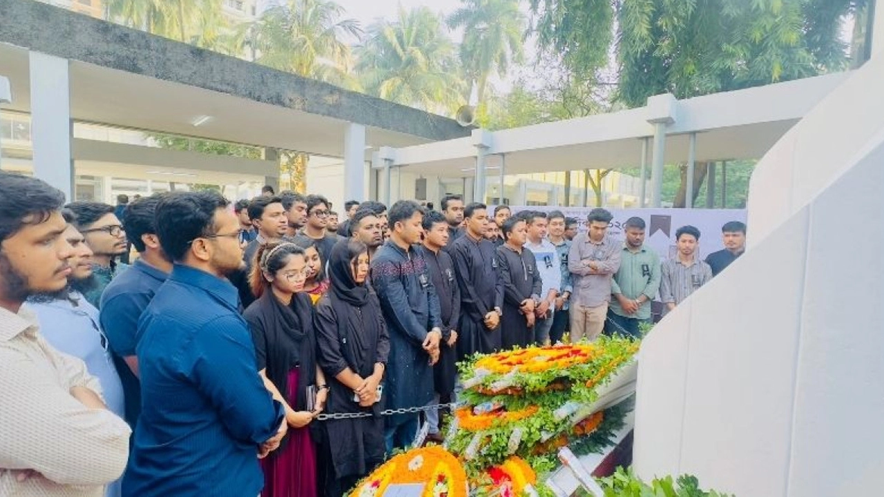 জগন্নাথ হলের অক্টোবর স্মৃতিসৌধে শ্রদ্ধা নিবেদন করেন ছাত্রদলের নেতাকর্মীরা