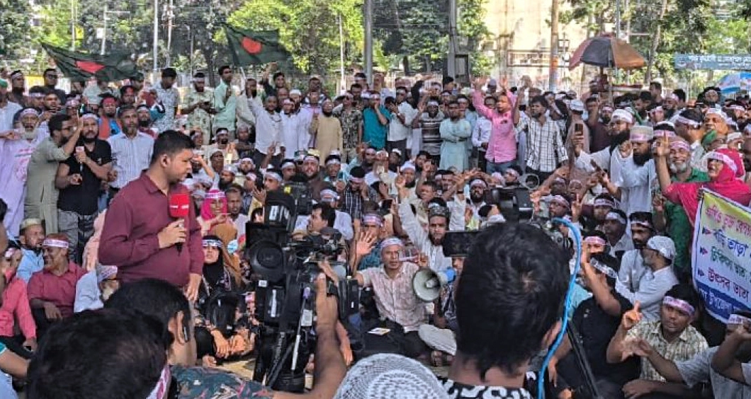 শহীদ মিনারে শিক্ষকরা