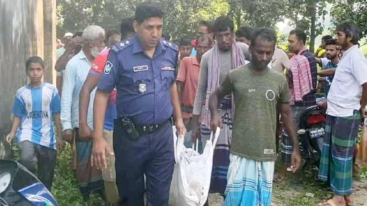 ট্রাকচাপায় জাবির এক শিক্ষার্থী নিহত হয়েছেন। তার মরদেহ নিয়ে যাচ্ছে পুলিশ।