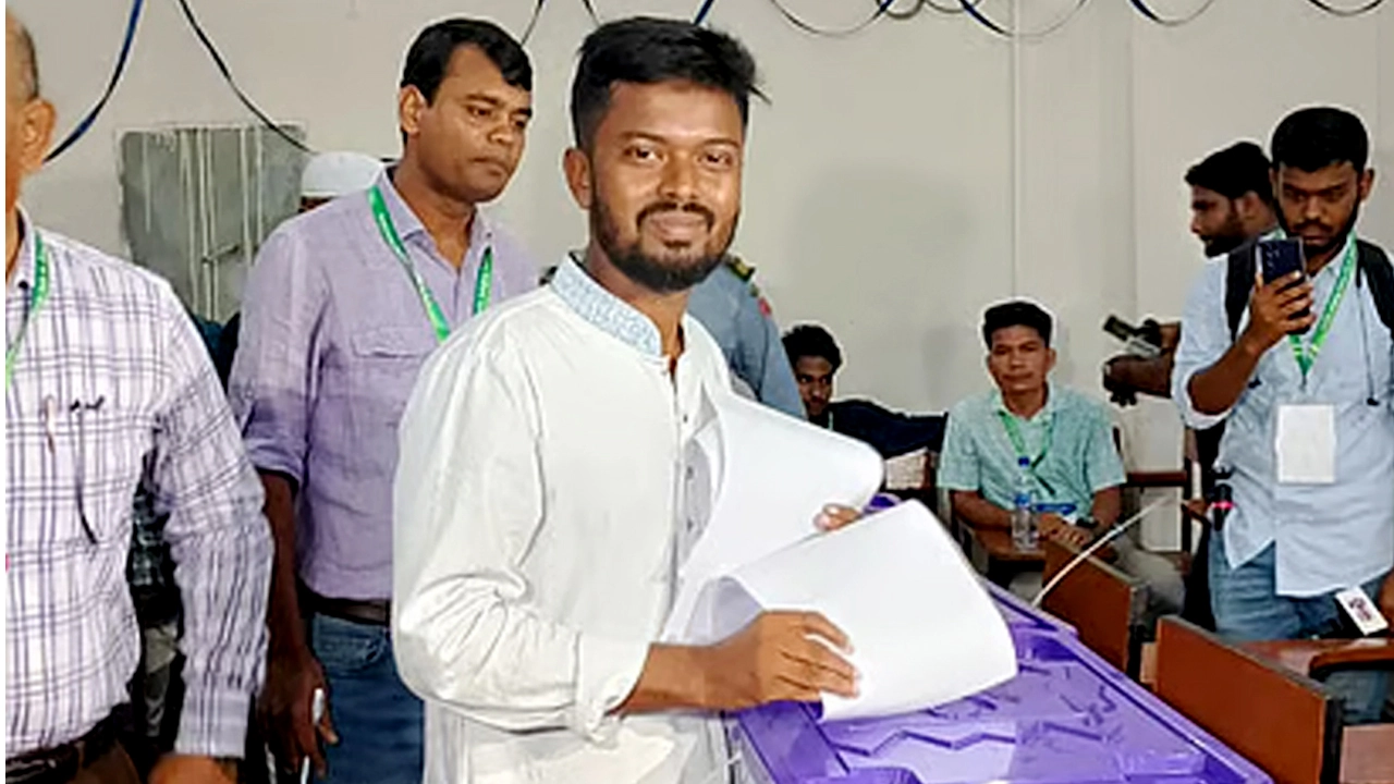 ভোট দিচ্ছেন ছাত্রদল সমর্থিত প্যানেলের ভিপি প্রার্থী সাজ্জাদ হোসেন। ছবি: সংগৃহীত