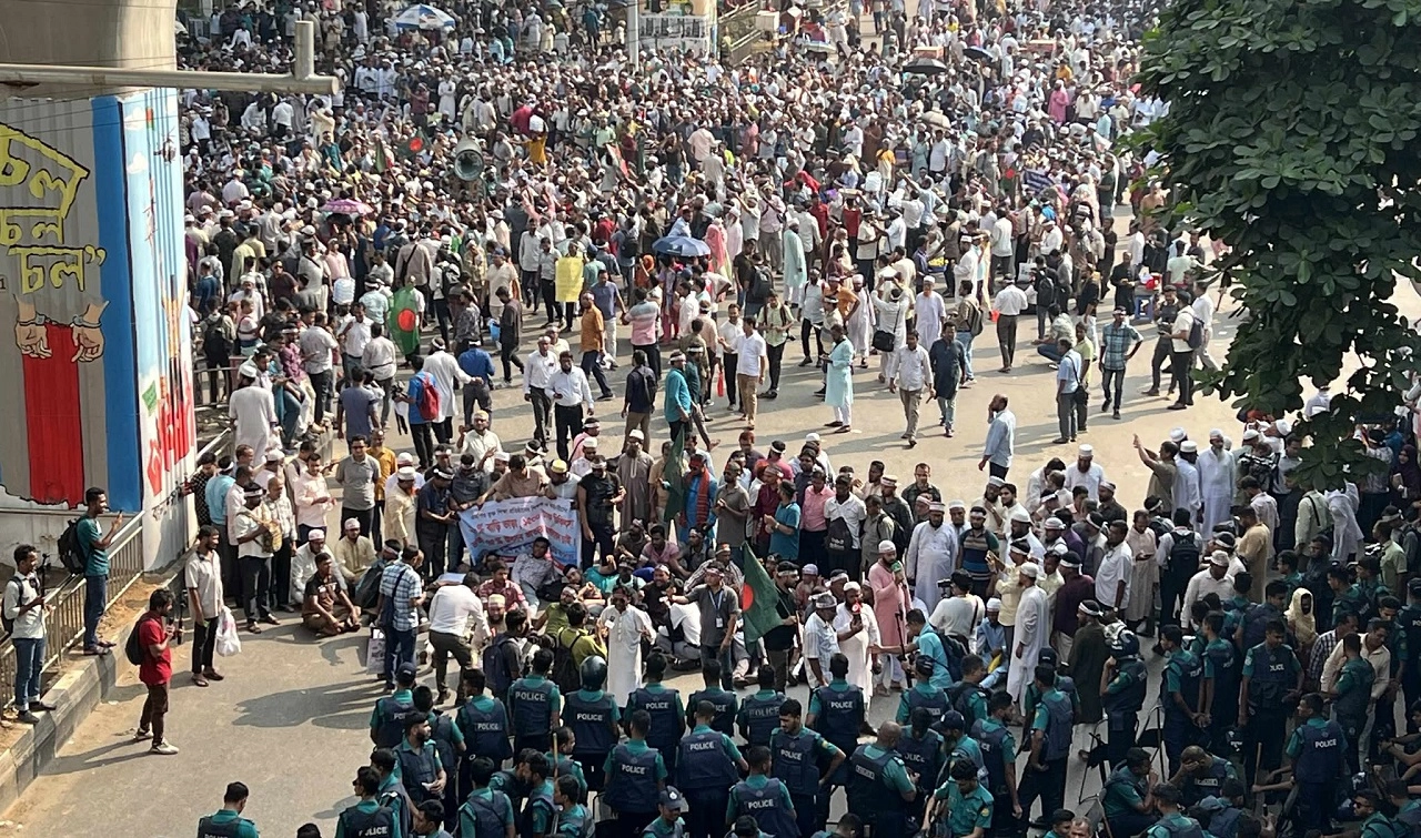 শাহবাগ অবরোধ করল এমপিওভুক্ত শিক্ষকরা