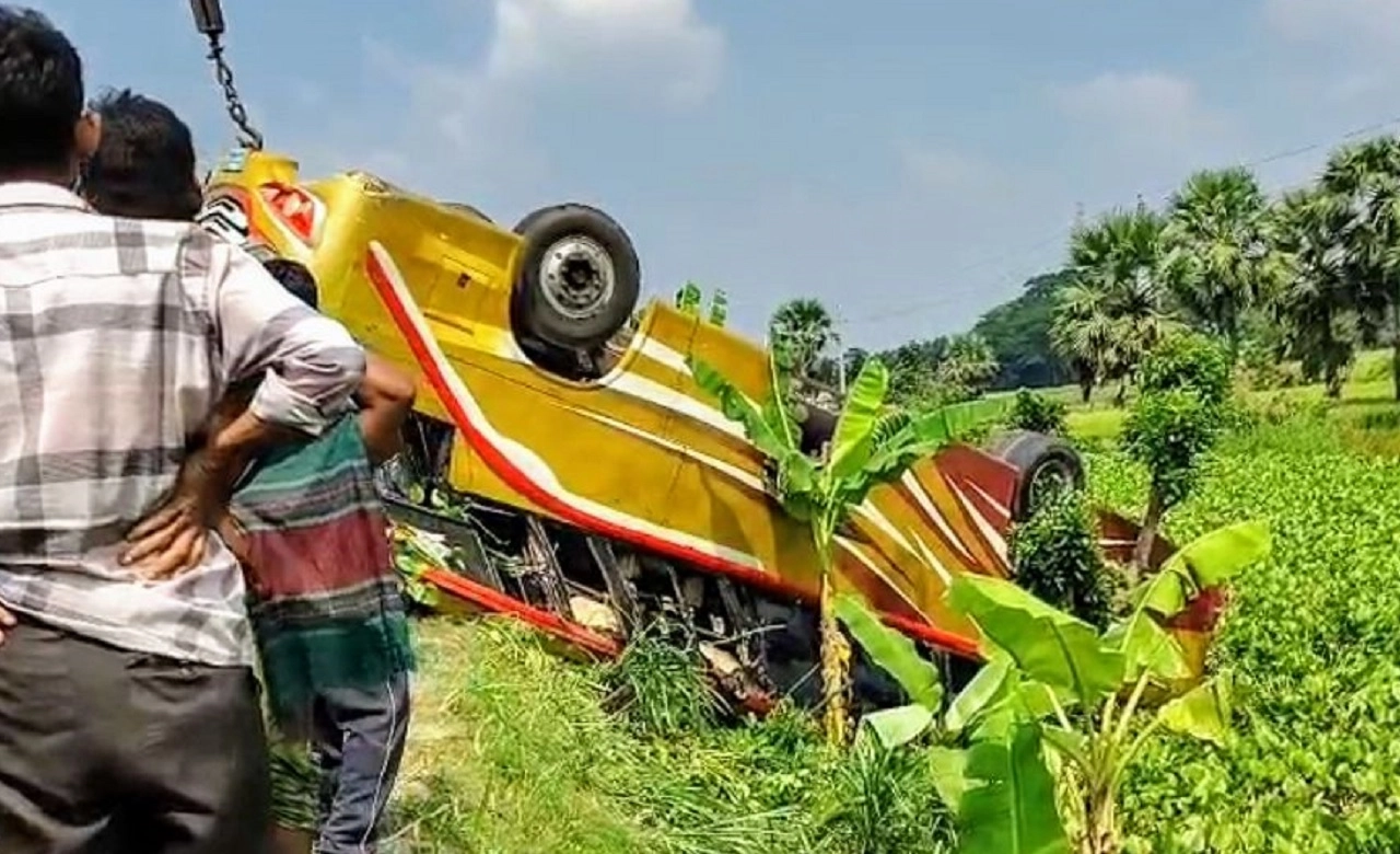 উল্টে যাওয়া বাস