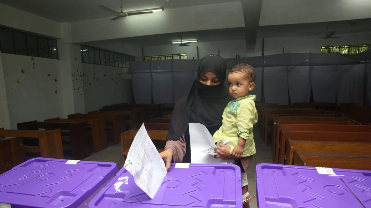 বাচ্চাকে কোলে নিয়ে ভোট দিলেন মা 